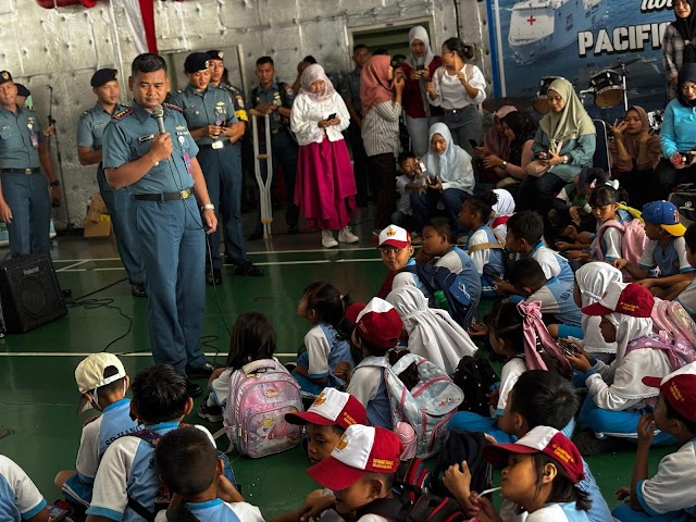 Siswa SD Hang Tuah 12 Surabaya Antusias Kunjungi Kapal Rumah Sakit KRI dr. Wahidin Sudirohusodo‑991